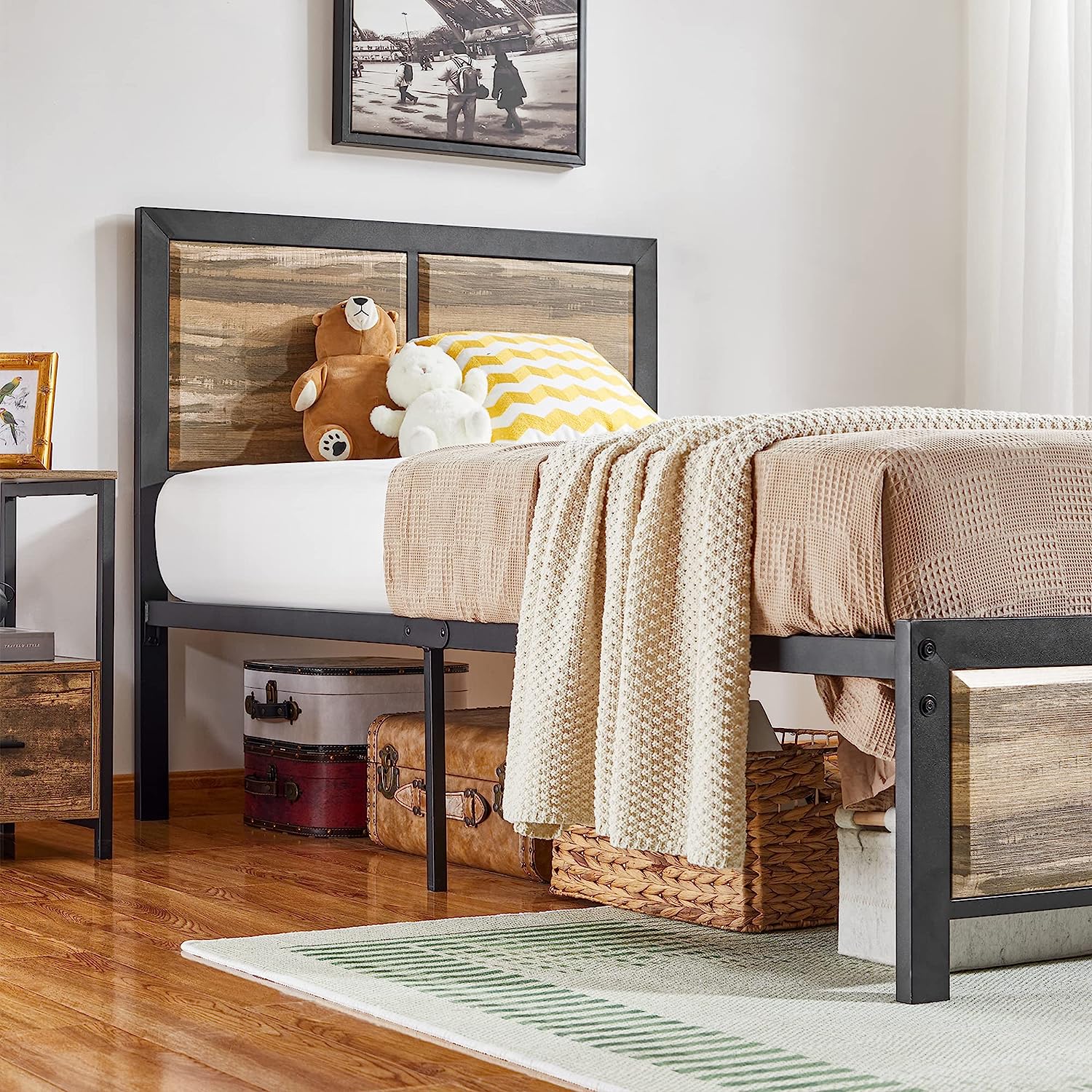 Platform Bed Frame/Mattress Foundation with Rustic Vintage Wood Headboard